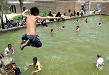 Boys jump into the pool to beat the heat in Pakistani border town Chaman / Photo: Matiullah Achakzai